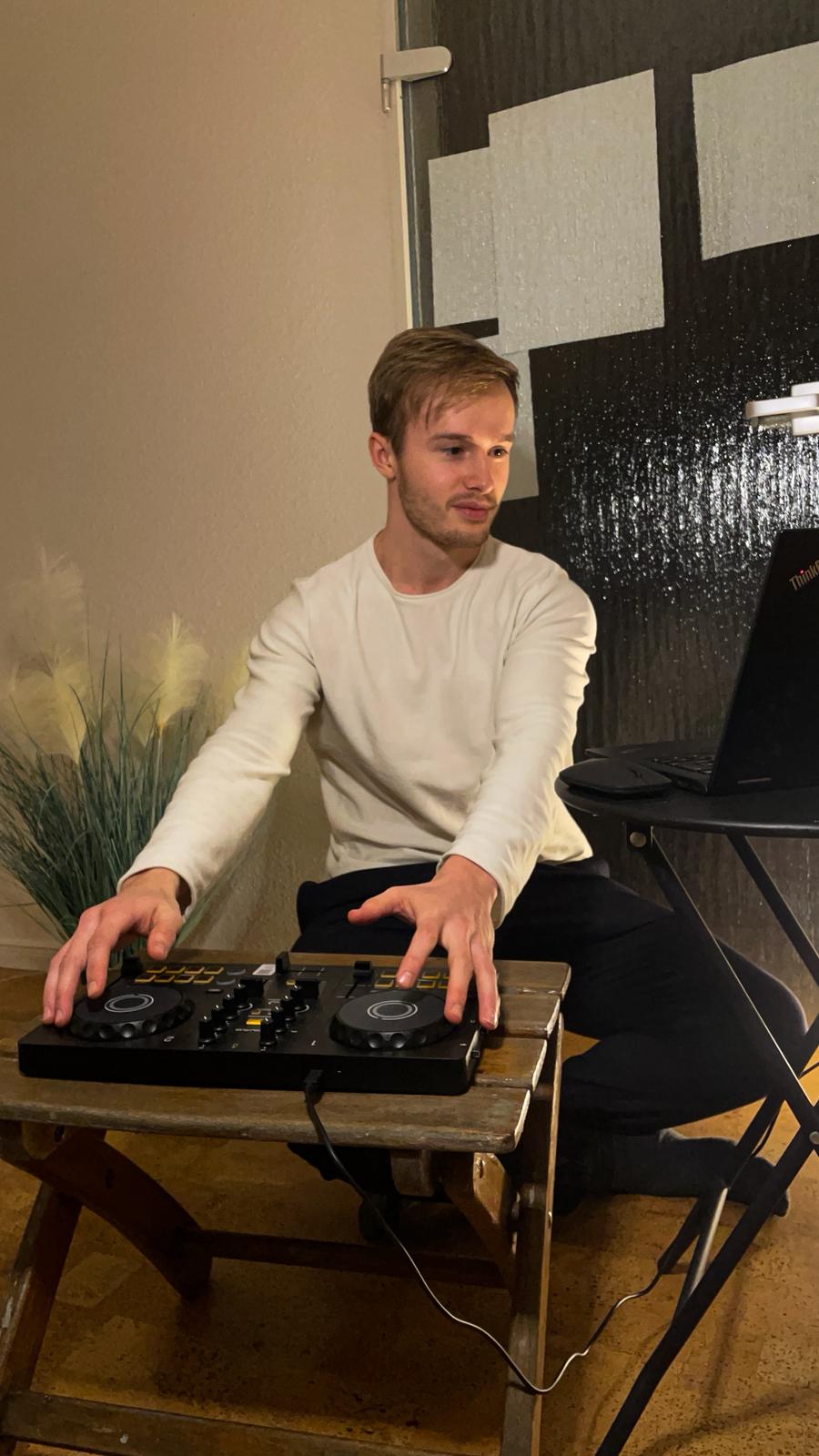 Marius am Mischpult für Atemmusik